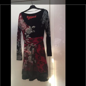  - Jättefin klänning med häftiga färger