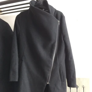  - Fin kappa i knälång modell, ullblandning. Varm och fin. Sparsamt använd förra hösten, som nyskick. Skickas mot fraktkostnad.