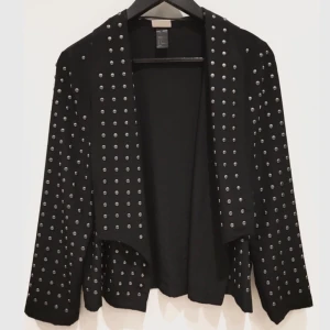  - Kavaj/jacka helt klädd i gråsilvriga nitar, inköpt för några år sedan och använd ett antal gånger - därav nitar som trillat av då jag inte varit så varsam med den.. annars sitter nitarna fast bra. Bra skick i övrigt.