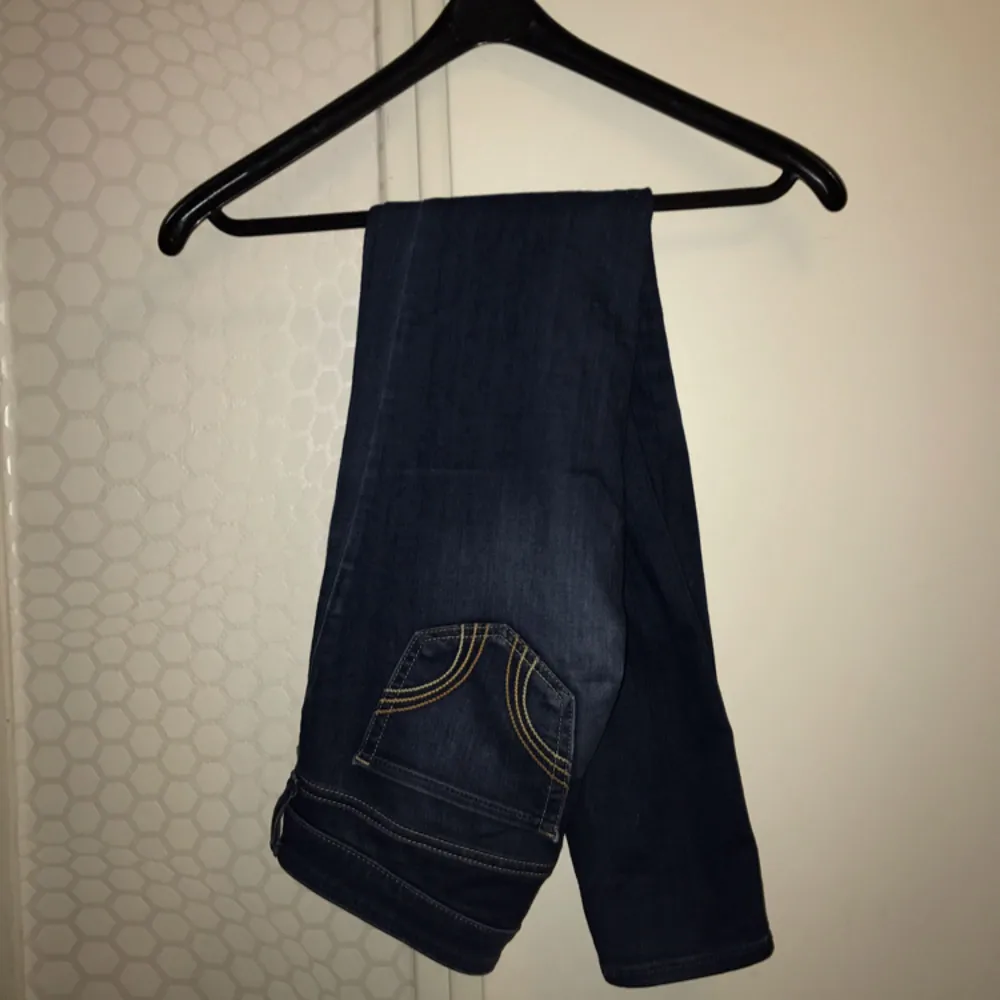 Hollister jeans i strl 27, low waist. . Jeans & Byxor.