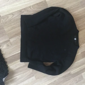 - Svart G-STAR tröja, den är M men är som en XS/S. Använd 1 gång