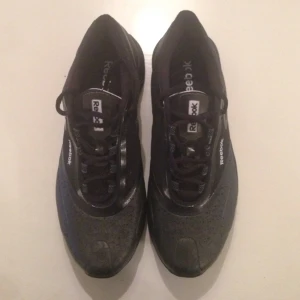 sprillans nya reebok skor, aldrig använda! ord. pris 1000kr  - sprillans nya reebok skor, aldrig använda! ord. pris 1000kr 