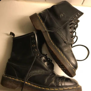  - Dr. Martens kängor i snyggt slitet second hand skick, Hämtas i Uppsala eller kan skickas spårbart för 58 sek