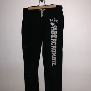  - Svarta mjukisbyxor från ambercrombe, använd fåtal gånger och är i ny skick. Slitningarna är menade ( se bild 2 och 3) 🌸 Frakten är inräknad i priset! 💕