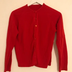  - Gullig röd kofta! Lite 90-tal över den. Okänt märke och storlek, men säkerligen XS-M.