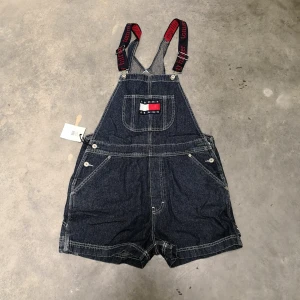  - Snygga hängselshorts från Tommy Hilfiger😍 aldrig använda med lappen kvar!! Passa på att fynda!!! Eventuell frakt betalas av köparen😍😘❤️💥✨