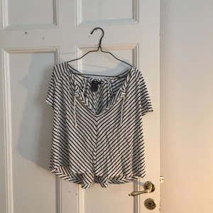  - Fin topp med knytning fram från Filippa K.  Kan användas med knyt eller öppen.  100% lyocell. 