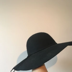  - Svart hatt i 100% ull! Aldrig använd och urläcker till våren 🌟 Frakt ingår i priset 😋 