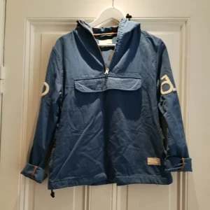  - En av de första Odd Molly jackorna. Väldigt fin anorak som fortfarande har en del att ge. Små skavanker kommer på köpet 😊