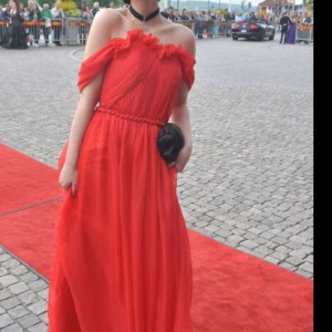  - En jätte fin balklänning i lite romantisk stil skulle jag säga köpt för ungefär 1000 kronor säljer för 400 pga av skavanker som dock inte syns när man har den på. Storlek XS eller Small midjemått är ungefär 28-29cm mer exakta mått tas på begäran. Väldigt lång på mig som är 163cm lång