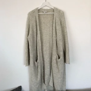  - Världens mysigaste kofta! Storlek XS/S men passar även M och L :) från Monki 