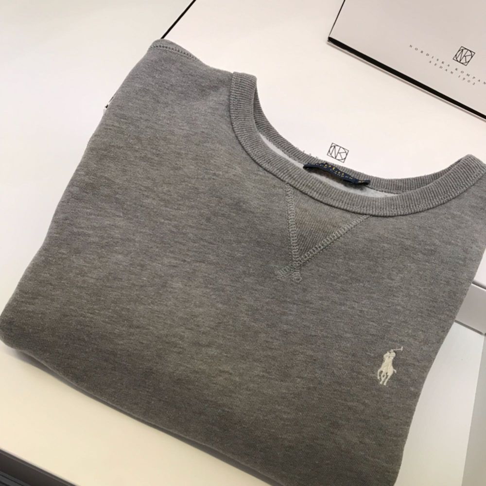 Säljer en grå mysig tröja från Ralph lauren! Köptes förra året på NK i Göteborg.   En tröja som passar i alla lägen och årstider.  Fynda nu för endast 350kr  . Huvtröjor & Träningströjor.