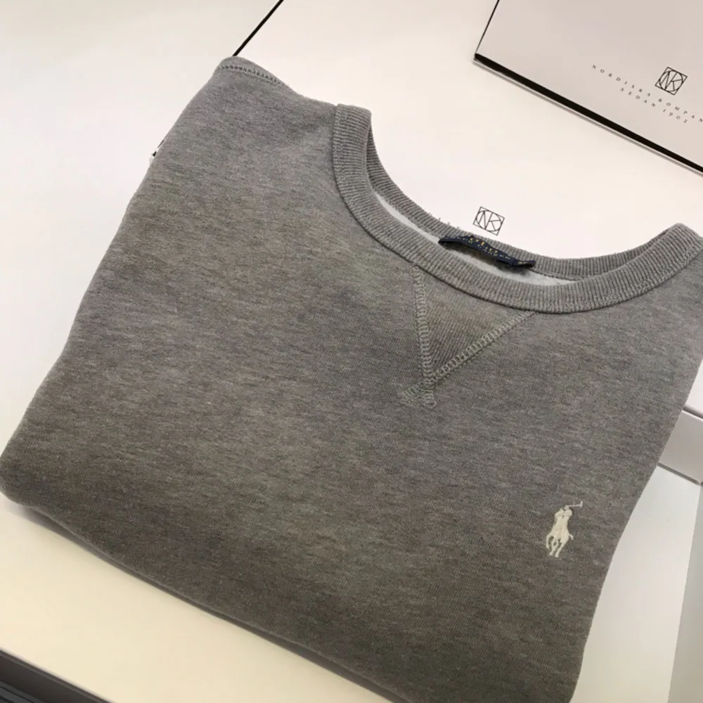 Säljer en grå mysig tröja från Ralph lauren! Köptes förra året på NK i Göteborg.   En tröja som passar i alla lägen och årstider.  Fynda nu för endast 350kr  . Hoodies.