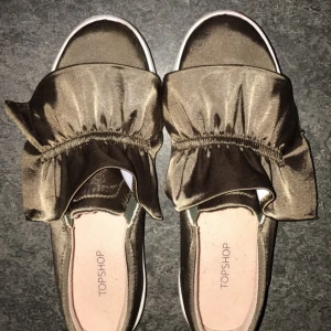  - Slip ons från toppshop i färgen khaki, 200 kr inklusive frakt!! Perfekt till våren!