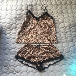  - Oanvänt set från Gina (pyjamas) 