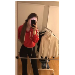  - Svarta ”bootcut” aktiga byxor i mjukt tight material. Från Missäy, köpta i december och aldrig använda. Storlek M men skulle säga att dem passar S/XS också då jag är en S och dem sitter tajt.  Frakt står köparen för själv. 