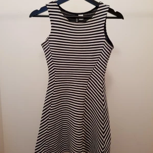 Randig klänning xs - Superfin, figursydd klänning i strl xs. Kan mötas i tc eller fraktas. 