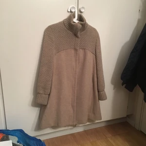  - Jacka från zara I använt fint skick  Möts upp i sthlm eller fraktar om du står för det :)