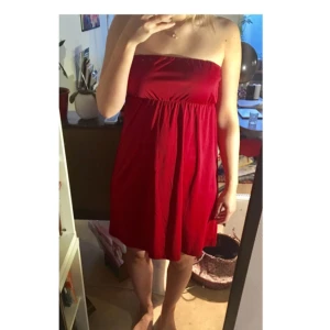  - Tubklänning, röd. Stretchmaterial. Passar någon med XS/S bäst skulle jag tro.
