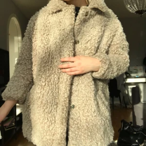  - Lurvig kappa från River Island. Använd 1 gång. Möts upp i Stockholm annars tillkommer frakt! 