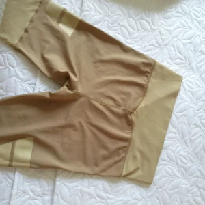  - Träningstights från AIM'N. Super stretchiga och sköna att gymma/träna i! Är höga i midjan💪🏻 använd 2 gånger men ser helt oanvända ut. Köpare står för frakt om det tillkommer!