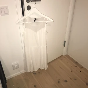  - Vit klänning ifrån HM perfekt till sommaren. Sitter bra, men säljer pga någon annan skulle få bättre användning för den än jag! 