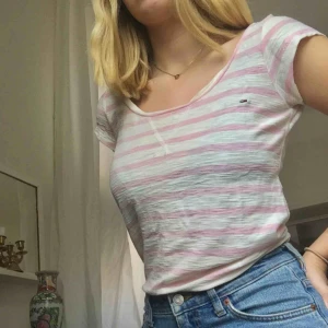  - Randig t-shirt från Tommy Hilfiger. Bra skick, nästan oanvänd. Möts i Stockholm. 