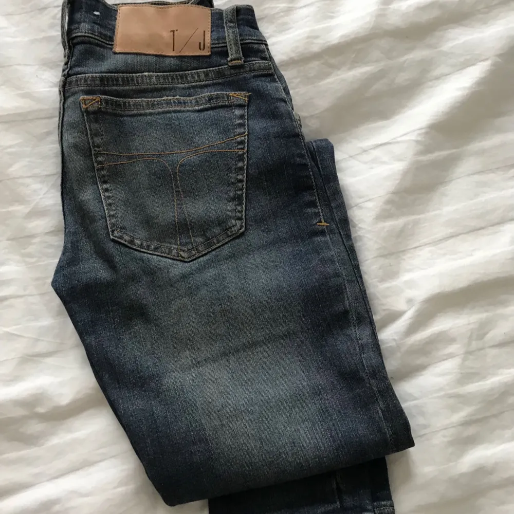 Snygga jeans från Tiger of Sweden, modellen Slender. Sparsamt använda. Nypris ca 1299 kr.     Finns i Stockholms län. Kan mötas upp i centrala Stockholm eller skickas via posten (eventuell frakt betalas av köparen). . Jeans & Byxor.
