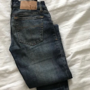  - Snygga jeans från Tiger of Sweden, modellen Slender. Sparsamt använda. Nypris ca 1299 kr.     Finns i Stockholms län. Kan mötas upp i centrala Stockholm eller skickas via posten (eventuell frakt betalas av köparen). 
