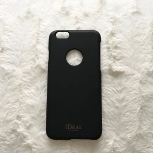  - Svart skal i skönt material från iDeal of Sweden. Använd väldigt få gånger men säljes pga ny mobil. Originalpriset är 299:- 