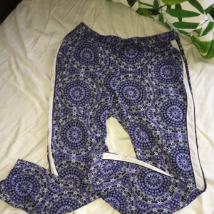  - Mönstrade blåa byxor från ginatricot. Frakt 35 kr