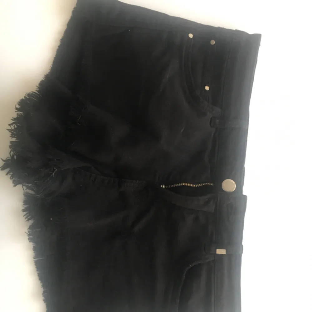 Svarta jeans shorts som aldrig blivit använda, det står att dom är 36 i storleken men dom är ganska små så mer som en 34🌼 kan mötas upp i innerstan i Stockholm eller frakta, köparen står för frakten. Tar swish🌸. Shorts.
