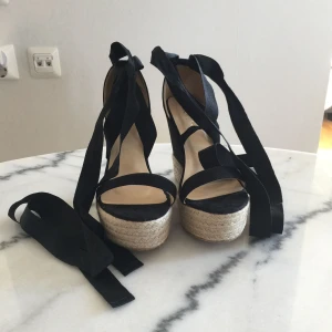  - Ett par knytklackar i svart! Aldrig använda! Köparen står för Frakten på 80kr 