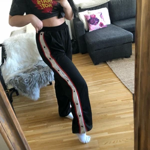  - Popperpants med fickor & högmidja. Passar XS-M pga stretchig resår. Köparen betalar frakt 🗣