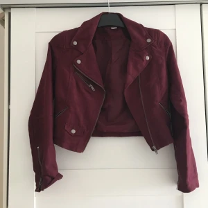  - Vinröd jacka i mockaimitation. Fint skick!
