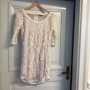  - Vacker klänning från Hunkydory. Ordinarie pris: 1999kr. Perfekt till studenten! Jag står för frakt! 