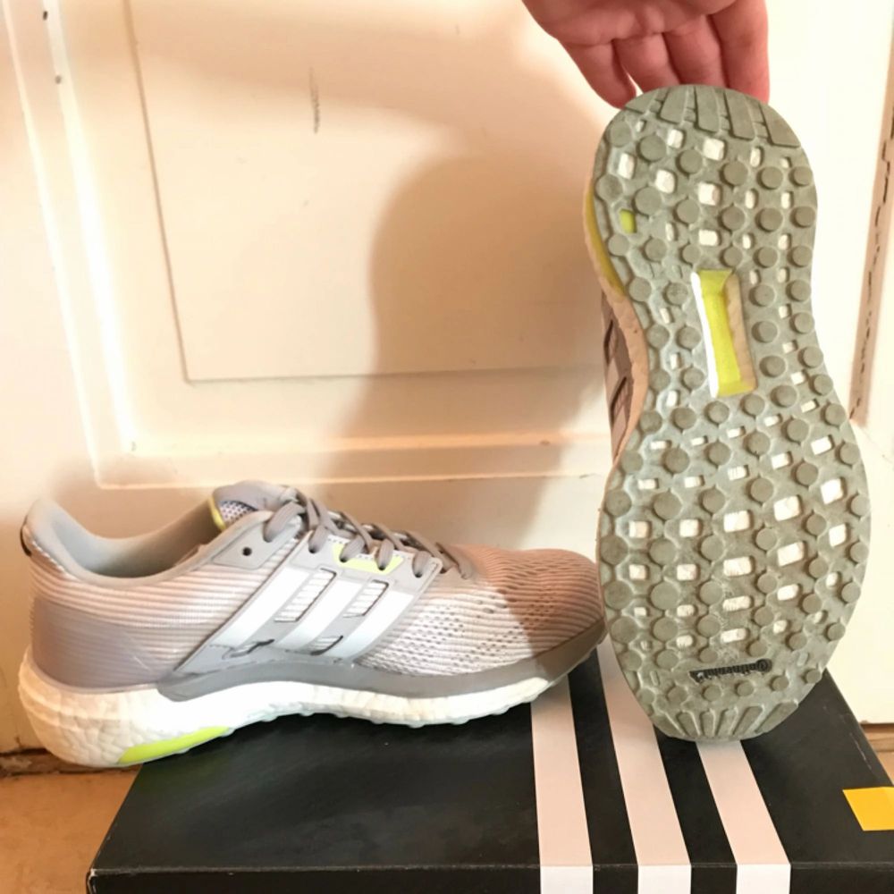 SUPERsköna löparskor!! Adidas supernova- med ultrasköna boost-sulan med en tunn mellansula i hårdare plast för mer stabilitet och Continentalgummi under för bästa grepp oavsett väglag. Fin ljus färg och storlek 39 1/3. Jag har endast sprungit med dem 4 ggr sedan har dem legat i kartongen. Nypris på dem här är 1799:- så passa på :D . Skor.
