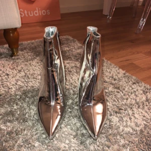  - Helt oanvända skor från Other storys. Supersköna och snygga och hade gärna se någon annan väcka nytt liv i dem.  Köparen står för eventuell frakt 🌷🌷