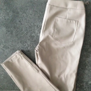  - Beige skinnbyxor. Som ny!