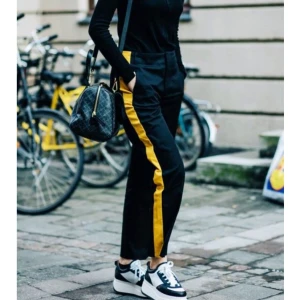  - Byxor från Zara i strl S, passar dessutom i M.  150kr