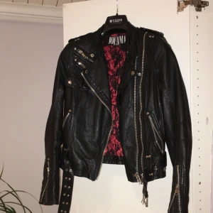  - JOFAMA by Kenza skinnjacka i modellen Kenza 9, använd max 2 gånger. Tidlös skinnjacka i äkta skinn, sitter skitsnyggt på! Den här skinnjackan är i jättefint skick, som ny. Säljer den för halva priset av ordinarie pris 🌹 