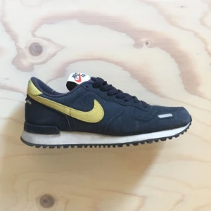  - Nike skor i mocka. Använda ett fåtal gånger! Storlek 36.5  Kan hämtas upp på Södermalm eller skickas mot frakt! :)