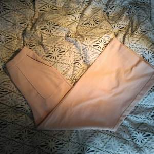 Jättefina rosa byxor ✨ köpt av annan säljer på plick, men dom är tyvärr för små ✨ dom är i bra skick 