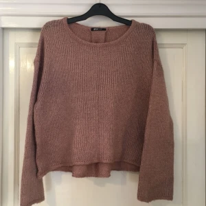  - Gammelrosa stickad tröja mi något kortare modell från Ginatricot i storlek M 🌸 tröjan skimrar i silver, se närbilden, där ser man silvertråden. 📍 Hämtas i Hornstull eller skickas mot att köparen betalar frakten! 💌
