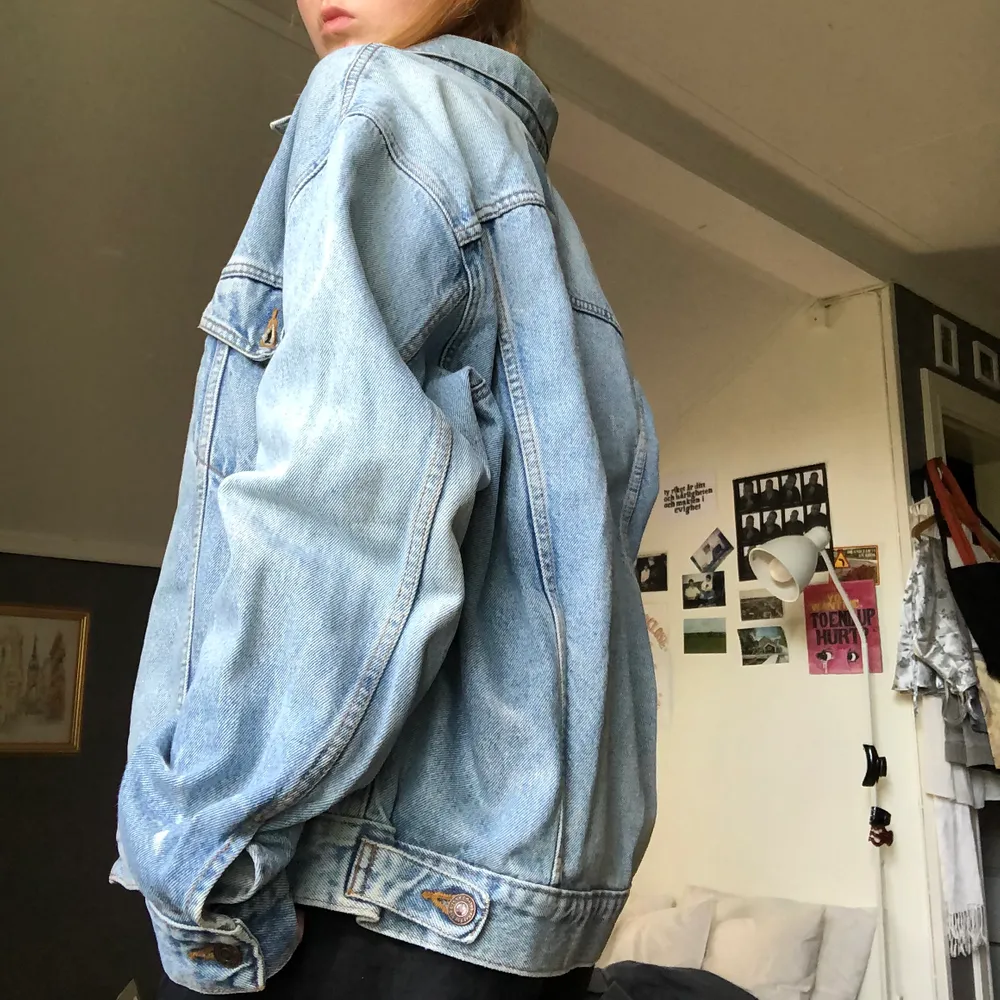 En baggy Levis jeansjacka från USA. En sliten ljusblå färg. Hör av er vid frågor eller för fler bilder. BUDA!  Pga stort intresse. Buda privat eller i kommentarer, uppdaterar priset här och frakten är medräknad! :) Budgivning avslutas onsdag 22/7 kl 12.00. Jackor.