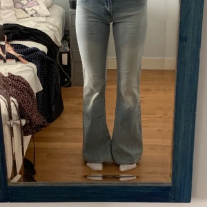 Utsvängda byxor - Låg midjade byxor som är utsvängda i storlek 36. Är köpta av en här på plick och då var dem oanvända men jag har ändast testat dem.