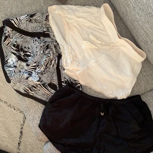 Billiga shorts - Svarta shorts från HM, storlek 38. Vita shorts från Stories storlek S. Grå/svart/vita blommönster från BikBok i storlek S. Säljs 25kr styck eller alla för 50!  