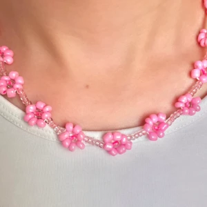 Pärlhalsband  - Handgjord och storleken går att justera ✨