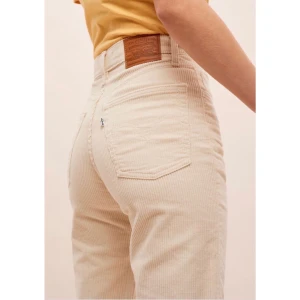 Levi’s ribcage straight ankel - Krämvita manchesterbyxor. Storlek 24 men är stretchiga i tyget så sitter utan tvekan bra på en storlek 25 oxå. Köpta på Levisbutik i NY så 100% äkta. Helt felfria som i nyskick då de ändast är använda ett fåtal gånger. Startbud: 250 kr exkluderande frakt