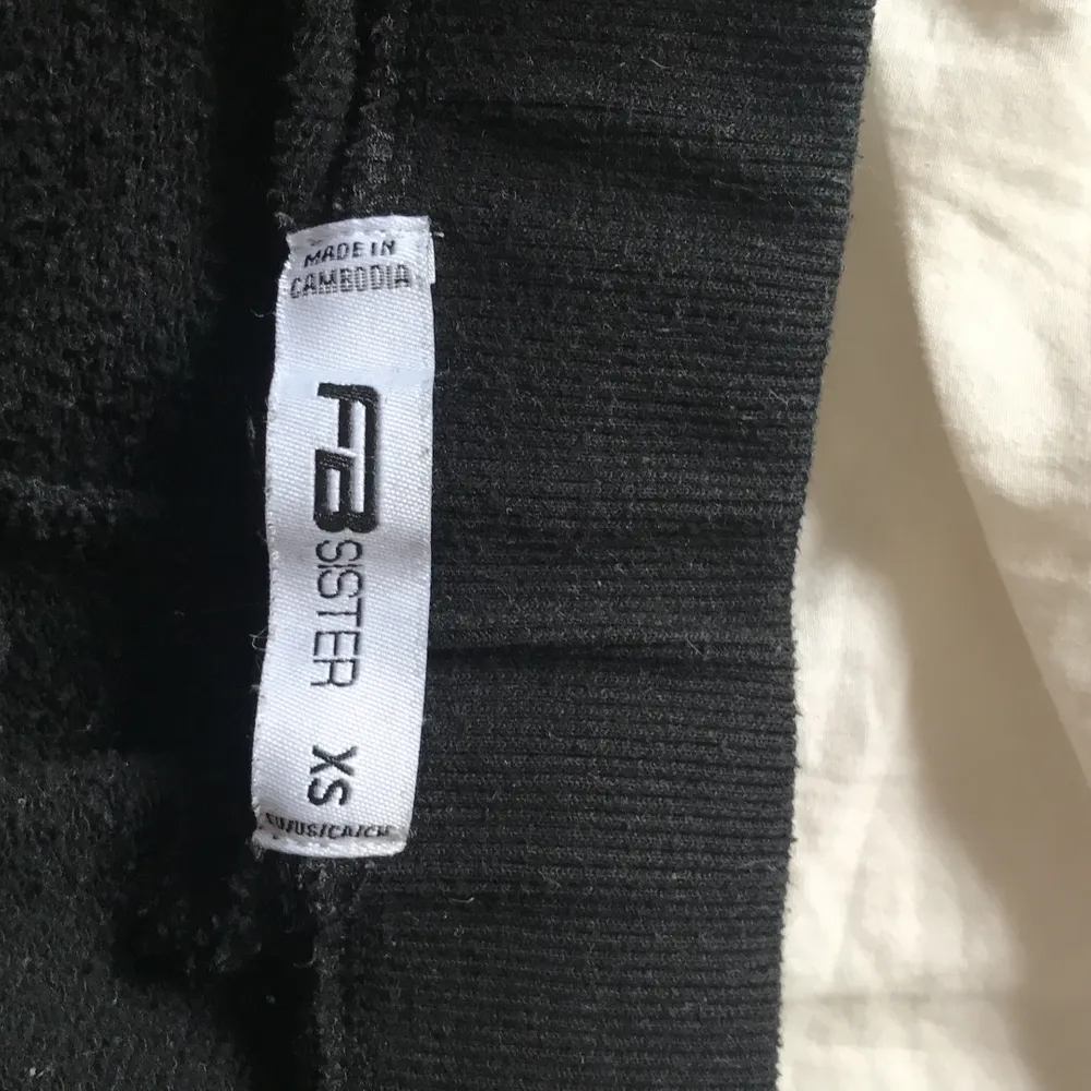 Ett par svarta byxor med vit/röda detaljer på sidorna. Från Polen använda några gånger men säljer då dom är för korta. Är 1,69 o dom är någon centimeter för korta. . Jeans & Byxor.
